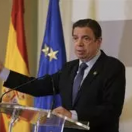 FORO AGRO GANADERO, El ministro de Agricultura, Pesca y Alimentación, Luis Planas, ha presentado este martes al Consejo de Ministros el informe sobre el estado de situación de la Política Agraria Común (PAC), cuyas nuevas reglas se tendrán que aplicar en España a partir del 1 de enero de 2023. En concreto, Planas ha informado en la reunión de hoy de los negociaciones que se llevaron a cabo con los representantes de las comunidades autómonas la semana pasada, donde Agricultura presentó su propuesta a las regiones de cara a elaborar el plan estratégico nacional, una de las novedades de esta PAC. De esta forma, Planas ha detallado al Gobierno algunos aspectos más significativos de esta PAC que distribuirá las ayudas directas de manera más equitativa y eficiente. 
