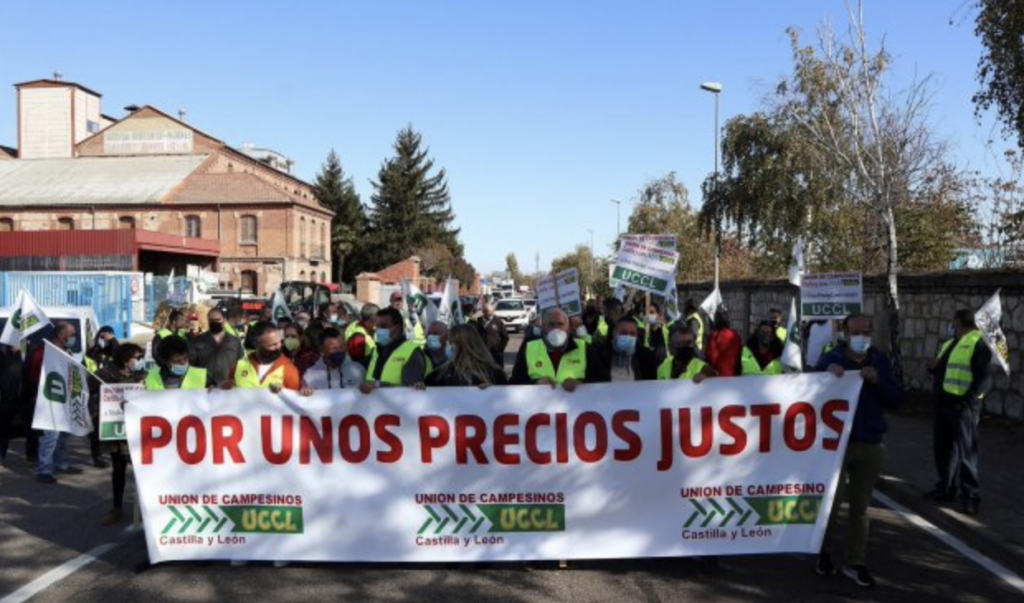 FORO AGRO GANADERO, Los ganaderos lácteos llevan sus protestas a las puertas de Lactalis 
