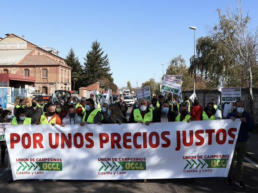 FORO AGRO GANADERO, Los ganaderos lácteos llevan sus protestas a las puertas de Lactalis