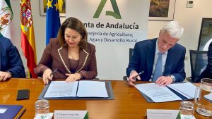 Junta y Agroseguro firman un convenio de colaboración cuatrienal para incentivar la contratación de seguros agrarios