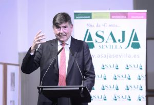 Manuel Pimentel recibe la distinción de ICAM y ASAJA señalando el cambio de ciclo del Agro y la compra familiar