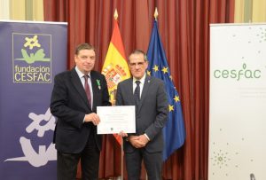 Luis Planas recibe la condecoración al Mérito en Alimentación Animal otorgada por CESFAC