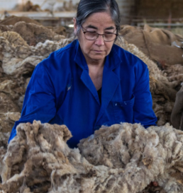 Un taller impartido por la escenógrafa Isa Soto rescata las técnicas artesanales del hilado con lana de oveja