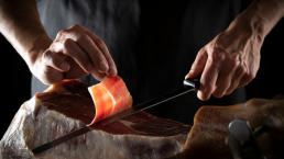 El corte a mano mantiene los nutrientes, la calidad y el sabor del jamón ibérico mejor que el corte a máquina