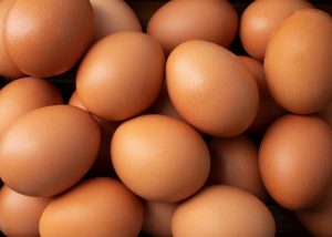 Planas reconoce "desajuste" entre oferta y demanda de huevos, pero dice que la producción "puede responder"