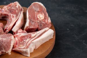Tres detenidos por estafar más de 200.000 euros haciéndose pasar por una empresa para la venta de carne a tres varones por estafar más de 200.000 euros haciéndose pasar por una empresa para la venta de carne.