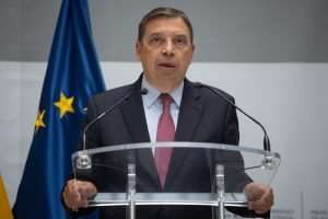China impone aranceles del 62,4% a las importaciones de porcino de la UE, aunque las españolas sufrirán un 20% Imagen de recurso de ganado porcino. Imagen de recurso de ganado porcino. - AVA MADRID 5 Sep. (EUROPA PRESS) -  El Gobierno chino ha anunciado este viernes unos aranceles temporales de hasta el 62,4% sobre ciertos productos porcinos procedentes de la Unión Europea y que afectará, en mayor o menor medida, a empresas españolas como ElPozo, Campofrío o Sánchez Romero Carvajal.  Los gravámenes adoptados se enmarcan en la investigación 'antidumping' lanzada por Pekín, que acusa a la UE de dañar a la industria del porcino china con sus exportaciones. Estas pesquisas coinciden con otras similares abiertas contra el brandy o los lácteos europeos.  "La autoridad investigadora ha determinado de manera preliminar que existe 'dumping' en las importaciones de carne de cerdo y subproductos derivados [...] originarios de la UE, que la industria nacional había sufrido un daño considerable y que existe una relación causal entre el 'dumping' y dicho daño", ha expuesto el Ministerio de Comercio chino en un documento consultado por Europa Press.  Un portavoz del Ministerio, en declaraciones recogidas por el diario oficialista 'Global Times', ha afirmado que los aranceles impuestos son proporcionales al daño causado, al tiempo que ha asegurado que China ha adoptado unas medidas "prudentes y mesuradas".  En cuanto a las empresas españolas afectadas o que operan en territorio español estarían Litera Meat, con un arancel del 15,6%, o la filial de la danesa DAT-Schaub, con un 31,3%.  Un importante contingente de compañías españolas ha logrado esquivar las penalizaciones más onerosas del 62,4% impuestas, con carácter general, a todas las firmas de la UE. Así, sociedades como ElPozo Alimentación, Campofrío o Sánchez Romero Carvajal Jabugo enfrentarán un recargo del 20%.  La lista sigue con idéntica cifra para Embutidos Rodríguez; La Comarca Meats; Olot Meats; Canpipork; Hola Food; Montesano Extremadura; Embutidos Fermín; The Pink Pig; Fortune Pig; Tripas San Mateo; Le Porc Gourmet; Mafresa, el Ibérico de Confianza; Tripas Levantina Barea; FJS Animal By-Products; Corporación Alimentaria Guissona; Centro de Abate de Suínos do Oeste (Caso); y Productos Ibéricos Calderón y Ramos.  Además, también están penalizados con un 20% Frigoríficos Costa Brava; Frigoríficos Unidos; Frigoríficos Andaluces de Conservas de Carne; Frigoríficos del Nordeste; Matadero Frigorífico de Fuentes El Navazo; Matadero Comarcal del Bagues; Matadero Frigorífico Aviniyó; Matadero de Guijuelo; Industrias Frigoríficas del Louro (Frigolouro); Industrias Cárnicas Montronill; Industrias Cárnicas Tello; e Industrias Cárnicas Loriente Piqueras.  Tanto la filial española de la neerlandesa Van Hessen como International Casing Products; Fábrica, Matadero y Despiece; Grup Baucells Alimentació; Cárnica Batallé; Cárnicas Cinco Villas; Cárnicas Frivall; Càrniques Celrà; Càrniques de Juià; International Casing Products; Fábrica, Matadero y Despiece; Grup Baucells Alimentació; Patel; Friselva; Mafrigues; y Noel Alimentaria han sido castigadas con otro 20% por Pekín.
