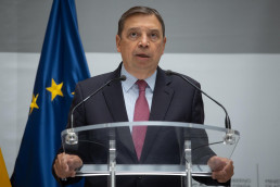 China impone aranceles del 62,4% a las importaciones de porcino de la UE, aunque las españolas sufrirán un 20% Imagen de recurso de ganado porcino. Imagen de recurso de ganado porcino. - AVA MADRID 5 Sep. (EUROPA PRESS) - El Gobierno chino ha anunciado este viernes unos aranceles temporales de hasta el 62,4% sobre ciertos productos porcinos procedentes de la Unión Europea y que afectará, en mayor o menor medida, a empresas españolas como ElPozo, Campofrío o Sánchez Romero Carvajal. Los gravámenes adoptados se enmarcan en la investigación 'antidumping' lanzada por Pekín, que acusa a la UE de dañar a la industria del porcino china con sus exportaciones. Estas pesquisas coinciden con otras similares abiertas contra el brandy o los lácteos europeos. 