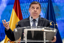 El ministro Planas pide que agricultores y ganaderos se sientan representados en la nueva PAC