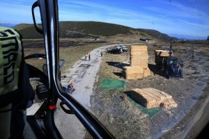 La Xunta inicia el reparto por aire de 60 toneladas de paja para alimentar a fauna afectada por los incendios