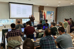 Boehringer Ingelheim e i+Porc lanzan un curso pionero para impulsar el uso de datos e Inteligencia Artificial en el sector porcino · La formación ofrece herramientas prácticas para ayudar a los profesionales del sector a interpretar mejor la información que manejan y tomar decisiones más eficaces en su día a día El sector porcino afronta cada vez más decisiones basadas en información. Con este punto de partida, Boehringer Ingelheim e i+Porc, el Clúster Español de Productores de Ganado Porcino, han puesto en marcha el Curso de Datos e Inteligencia Artificial para el sector porcino, una iniciativa formativa dirigida a ayudar a los profesionales a aprovechar mejor la información que ya manejan en su actividad diaria. La primera edición del curso comenzó el pasado 26 de febrero y se desarrollará a lo largo de nueve sesiones hasta el próximo 24 de julio. Impartido por expertos en la materia, el programa ha sido diseñado con un enfoque práctico y adaptado a la realidad del sector, con el objetivo de facilitar una mejor interpretación de la información y apoyar la toma de decisiones en el día a día de las explotaciones y las empresas porcina. Formación práctica pensada para aplicar desde el primer día A lo largo del programa se trabajarán contenidos como el uso avanzado de Excel con apoyo de la Inteligencia Artificial, el análisis básico y aplicado de la información, la visualización de datos, la definición y seguimiento de indicadores de referencia, y cómo interpretar y explicar los resultados para facilitar la toma de decisiones. La formación se apoya en ejemplos reales y situaciones habituales del sector porcino, de manera que los conocimientos adquiridos puedan trasladarse directamente al entorno profesional de los participantes. Acompañar al sector ante los nuevos retos El curso se enmarca en 'Juntos lo hacemos posible’, la iniciativa de Boehringer Ingelheim orientada a acompañar al sector porcino ante los retos actuales y futuros, como la profesionalización, la digitalización y la mejora continua de la eficiencia. La visión de Boehringer Ingelheim “Nuestro objetivo es formar, aplicar y transformar: llevar los datos y la IA al día a día del sector porcino. Queremos ayudar a los profesionales a desarrollar nuevas competencias que les permitan integrar herramientas basadas en Inteligencia Artificial de forma sencilla, práctica y valiosa en su trabajo. Para eso, la formación está diseñada con casos reales que les permiten aplicar lo aprendido desde el primer momento”, explica Sofía Gaviria, Brand Manager de Boehringer Ingelheim España. La experiencia del IT Hub aplicada al sector porcino El curso cuenta con la colaboración del IT Hub de Boehringer Ingelheim en Sant Cugat del Vallès, uno de los principales centros tecnológicos de la compañía a nivel internacional. Creado en 2013, el IT Hub está formado actualmente por cerca de 400 profesionales de más de 25 nacionalidades, que dan soporte a proyectos de la compañía en más de 70 países. Desde este centro, Boehringer Ingelheim trabaja en el desarrollo y uso práctico de herramientas digitales y en la gestión de grandes volúmenes de información, con el objetivo de facilitar la toma de decisiones en distintos ámbitos del negocio. Esta experiencia es la que se traslada al curso, adaptada a la realidad del sector porcino, para mostrar cómo utilizar la información de forma ordenada, útil y aplicable. Date de alta y recibe nuestro 👉🏼 Diario Digital AXÓN INFORMAVET ONE HEALTH Date de alta y recibe nuestro 👉🏼 Boletín Digital de Foro Agro Ganadero Noticias animales de compañía Noticias animales de producción Trabajos técnicos animales de producción Trabajos técnicos animales de compañía —