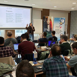 Boehringer Ingelheim e i+Porc lanzan un curso pionero para impulsar el uso de datos e Inteligencia Artificial en el sector porcino · La formación ofrece herramientas prácticas para ayudar a los profesionales del sector a interpretar mejor la información que manejan y tomar decisiones más eficaces en su día a día El sector porcino afronta cada vez más decisiones basadas en información. Con este punto de partida, Boehringer Ingelheim e i+Porc, el Clúster Español de Productores de Ganado Porcino, han puesto en marcha el Curso de Datos e Inteligencia Artificial para el sector porcino, una iniciativa formativa dirigida a ayudar a los profesionales a aprovechar mejor la información que ya manejan en su actividad diaria. La primera edición del curso comenzó el pasado 26 de febrero y se desarrollará a lo largo de nueve sesiones hasta el próximo 24 de julio. Impartido por expertos en la materia, el programa ha sido diseñado con un enfoque práctico y adaptado a la realidad del sector, con el objetivo de facilitar una mejor interpretación de la información y apoyar la toma de decisiones en el día a día de las explotaciones y las empresas porcina. Formación práctica pensada para aplicar desde el primer día A lo largo del programa se trabajarán contenidos como el uso avanzado de Excel con apoyo de la Inteligencia Artificial, el análisis básico y aplicado de la información, la visualización de datos, la definición y seguimiento de indicadores de referencia, y cómo interpretar y explicar los resultados para facilitar la toma de decisiones. La formación se apoya en ejemplos reales y situaciones habituales del sector porcino, de manera que los conocimientos adquiridos puedan trasladarse directamente al entorno profesional de los participantes. Acompañar al sector ante los nuevos retos El curso se enmarca en 'Juntos lo hacemos posible’, la iniciativa de Boehringer Ingelheim orientada a acompañar al sector porcino ante los retos actuales y futuros, como la profesionalización, la digitalización y la mejora continua de la eficiencia. La visión de Boehringer Ingelheim “Nuestro objetivo es formar, aplicar y transformar: llevar los datos y la IA al día a día del sector porcino. Queremos ayudar a los profesionales a desarrollar nuevas competencias que les permitan integrar herramientas basadas en Inteligencia Artificial de forma sencilla, práctica y valiosa en su trabajo. Para eso, la formación está diseñada con casos reales que les permiten aplicar lo aprendido desde el primer momento”, explica Sofía Gaviria, Brand Manager de Boehringer Ingelheim España. La experiencia del IT Hub aplicada al sector porcino El curso cuenta con la colaboración del IT Hub de Boehringer Ingelheim en Sant Cugat del Vallès, uno de los principales centros tecnológicos de la compañía a nivel internacional. Creado en 2013, el IT Hub está formado actualmente por cerca de 400 profesionales de más de 25 nacionalidades, que dan soporte a proyectos de la compañía en más de 70 países. Desde este centro, Boehringer Ingelheim trabaja en el desarrollo y uso práctico de herramientas digitales y en la gestión de grandes volúmenes de información, con el objetivo de facilitar la toma de decisiones en distintos ámbitos del negocio. Esta experiencia es la que se traslada al curso, adaptada a la realidad del sector porcino, para mostrar cómo utilizar la información de forma ordenada, útil y aplicable. Date de alta y recibe nuestro 👉🏼 Diario Digital AXÓN INFORMAVET ONE HEALTH Date de alta y recibe nuestro 👉🏼 Boletín Digital de Foro Agro Ganadero Noticias animales de compañía Noticias animales de producción Trabajos técnicos animales de producción Trabajos técnicos animales de compañía —