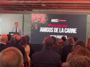 Juan Pascual, distinguido con el premio “Amigos de la Carne” 2025 por su labor divulgativa en defensa de la ganadería y la salud animal