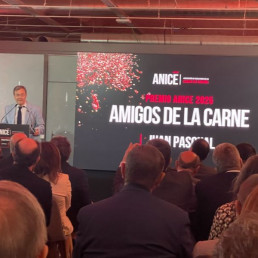 Juan Pascual, distinguido con el premio “Amigos de la Carne” 2025 por su labor divulgativa en defensa de la ganadería y la salud animal