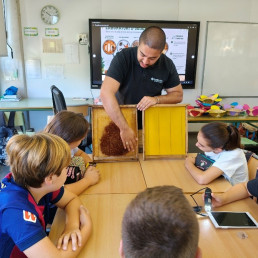 El laboratorio veterinario Calier y la cooperativa apícola Sierras Andaluzas acercan la apicultura a las aulas sevillanas
